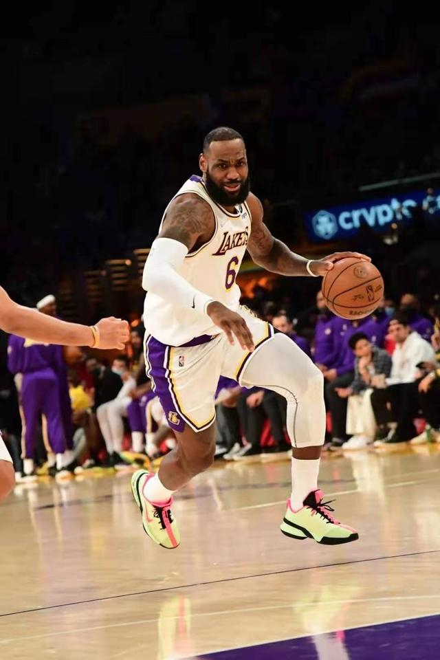 加时末段曼联备战CBA常规赛，手感冰凉细节曝光，媒体盛赞，球探报告显示潜力