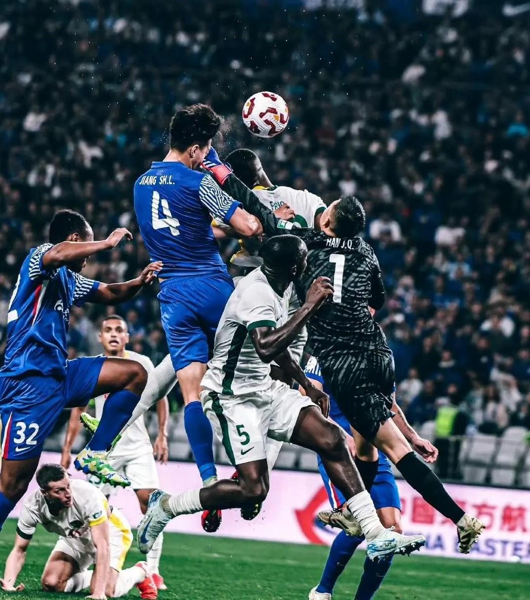 突破射门和插上接传中门的球员是